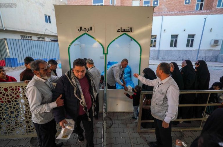 توزیع هزاران قطعه کیک میان زائران حرم مطهر علوی به مناسبت ولادت مولای متقیان