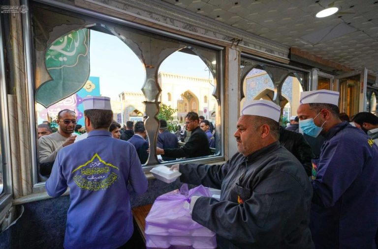 توزیع هزاران قطعه کیک میان زائران حرم مطهر علوی به مناسبت ولادت مولای متقیان2