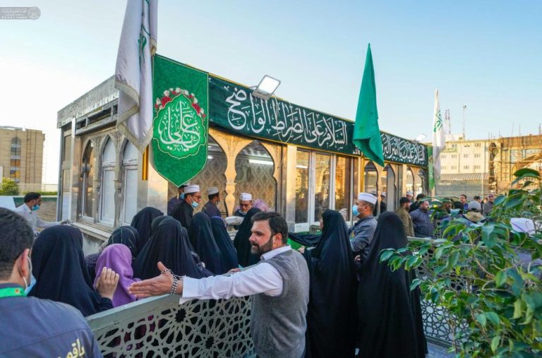 توزیع هزاران قطعه کیک میان زائران حرم مطهر علوی به مناسبت ولادت مولای متقیان3