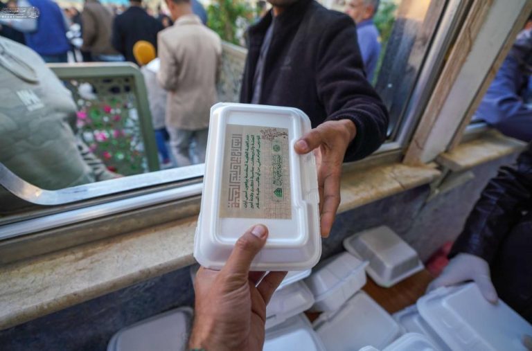 توزیع هزاران قطعه کیک میان زائران حرم مطهر علوی به مناسبت ولادت مولای متقیان4