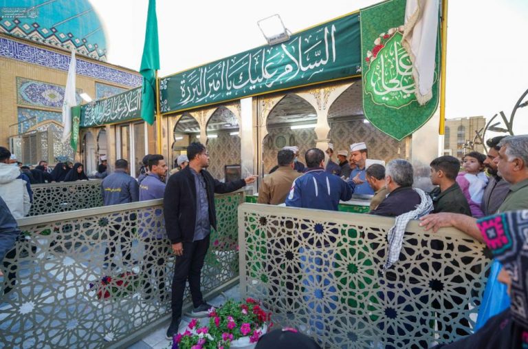 توزیع هزاران قطعه کیک میان زائران حرم مطهر علوی به مناسبت ولادت مولای متقیان5