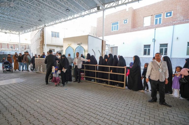 توزیع هزاران قطعه کیک میان زائران حرم مطهر علوی به مناسبت ولادت مولای متقیان6