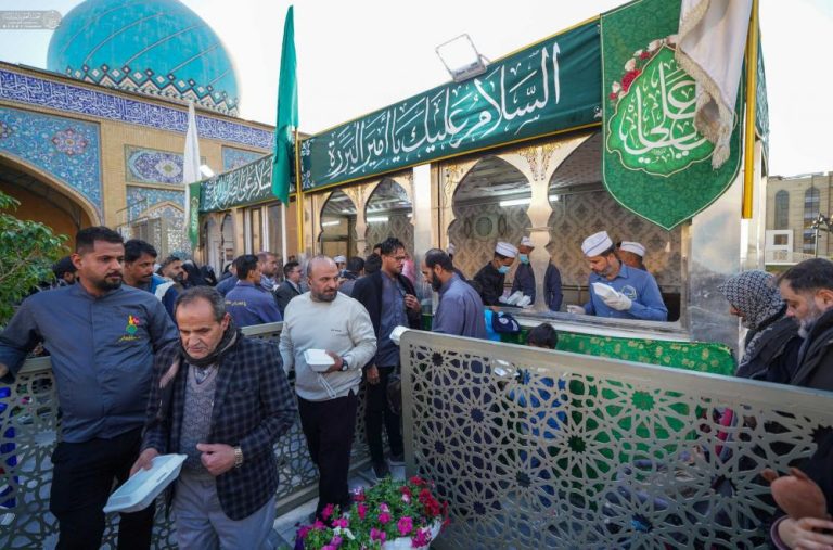 توزیع هزاران قطعه کیک میان زائران حرم مطهر علوی به مناسبت ولادت مولای متقیان7