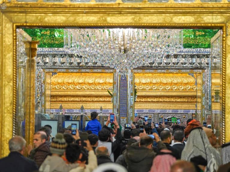 رونمایی تاج زرین ضریح