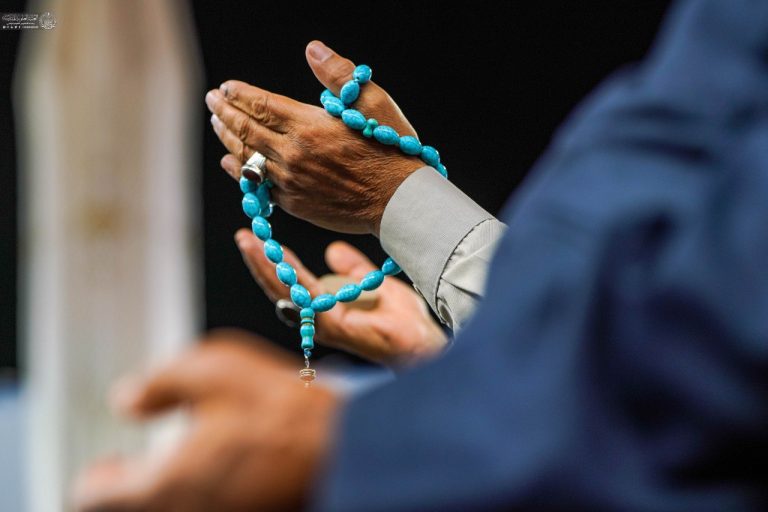 زمزمه دعای کمیل در جوار حرم مطهر علوی