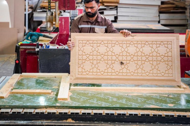 گسترش فعالیت‌های آستان مقدس علوی در صنایع چوبی