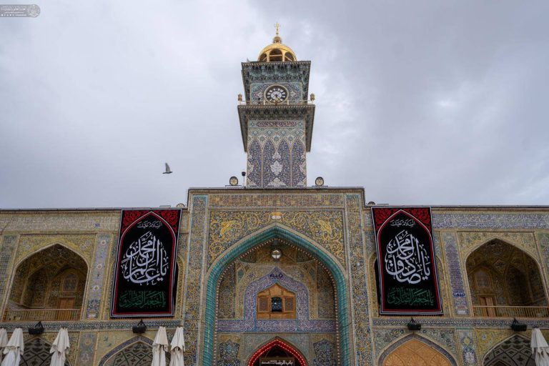 نصب کتیبه‌های شهادت امام جعفر صادق (علیه‌السلام) در حرم مطهر علوی
