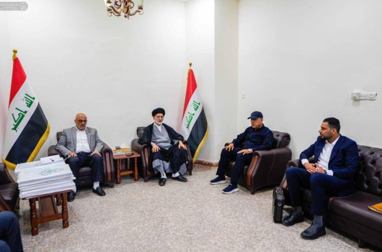 دیدار هیئتی از آستان مقدس علوی با خانوادۀ شهدا و مجروحان جنگ اخیر در استان الانبار