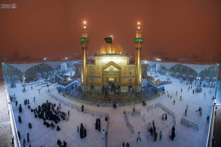 درخشش حرم مطهر حضرت ابوتراب در آسمان غبارآلود نجف