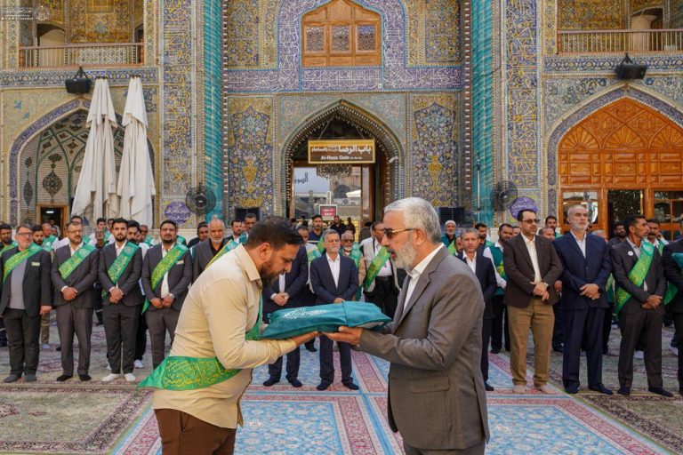 مراسم اهدای پرچم‌های عید غدیر به نهادهای اجتماعی در استان‌های عراق