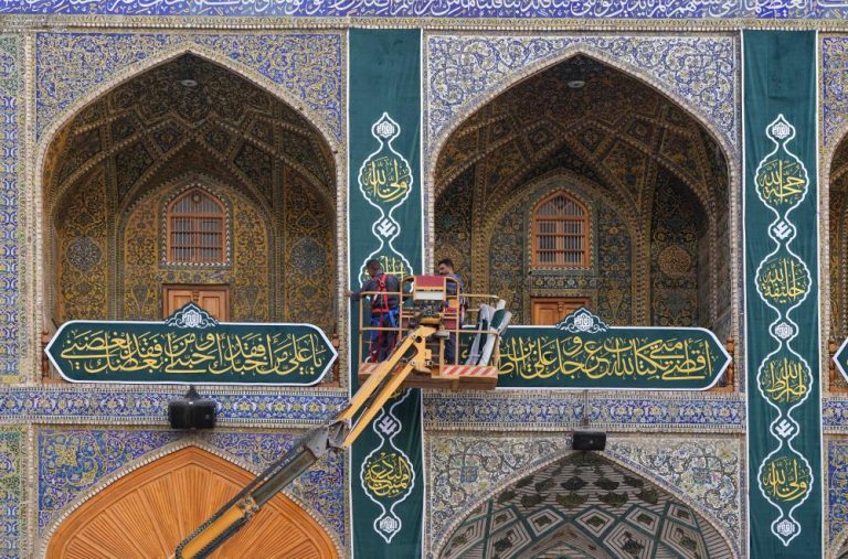 اتمام عملیات نصب تزیینات ویژۀ عید غدیر در حرم مطهر علوی