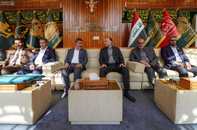 اهدای پرچم غدیر به آستان مقدس کاظمین