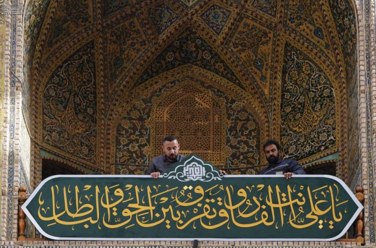 اتمام عملیات نصب تزیینات ویژۀ عید غدیر در حرم مطهر علوی