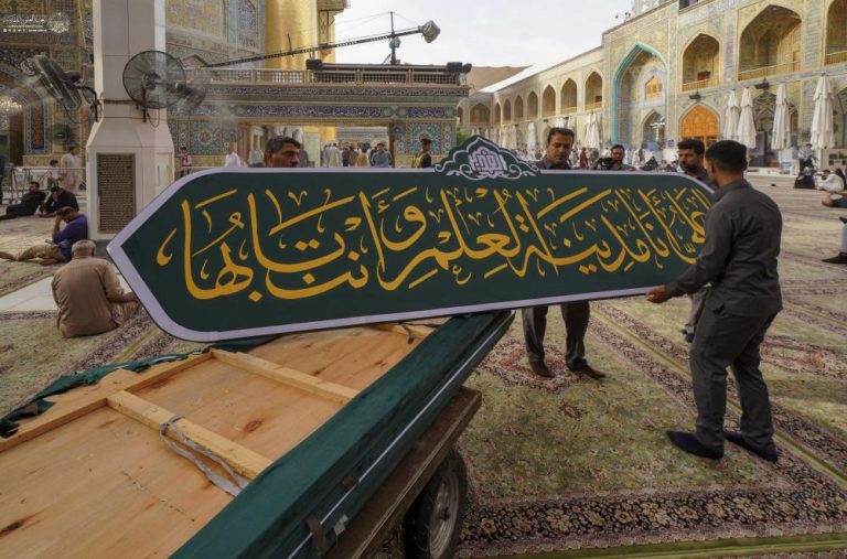 اتمام عملیات نصب تزیینات ویژۀ عید غدیر در حرم مطهر علوی