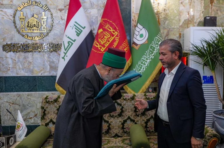 اهدای پرچم غدیر به آستان‌های مقدس حسینی و عباسی