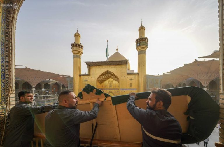 اتمام عملیات نصب تزیینات ویژۀ عید غدیر در حرم مطهر علوی