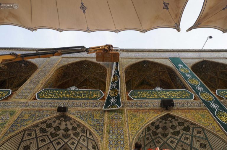 اتمام عملیات نصب تزیینات ویژۀ عید غدیر در حرم مطهر علوی