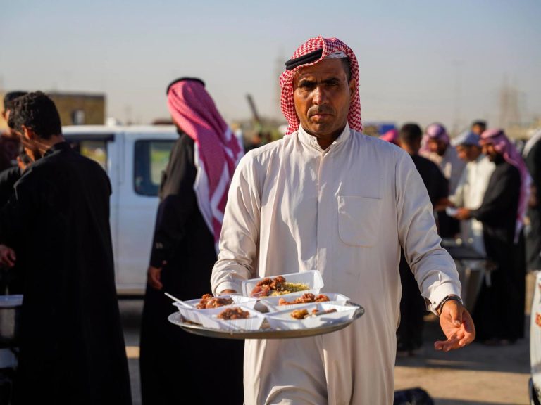 سخاوت عراقی‌ها در خدمت به زائران اربعینی