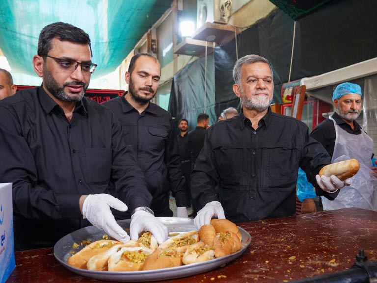 پذیرایی معاون تولیت آستان مقدس علوی از زائران اربعین