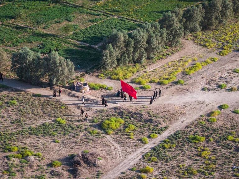 زائران حسینی در مسیر عاشقی