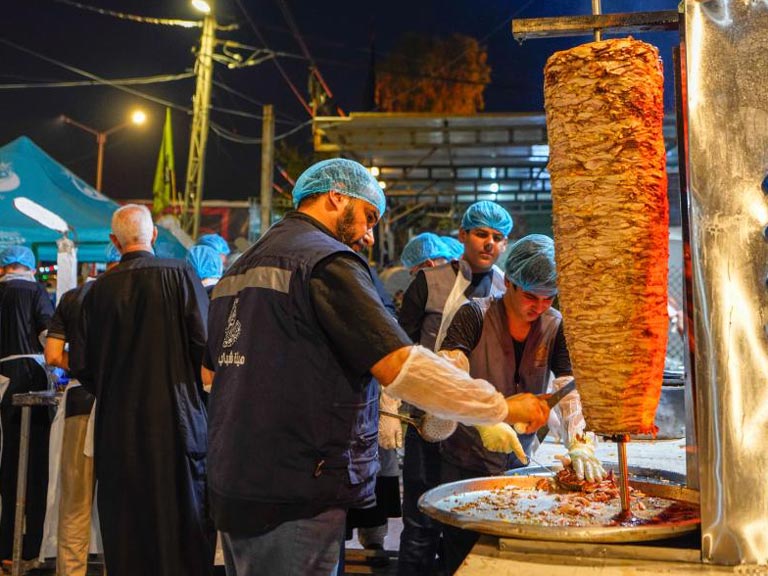 خدمت‌رسانی موکب «جوانان قنبر» به زائران اربعین