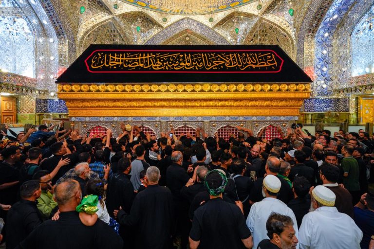 ضریح مطهر رنگ عزا