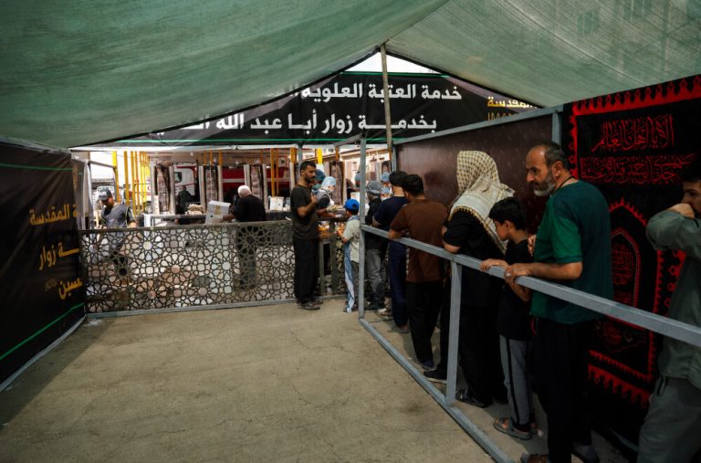 توزیع غذا در اربعین موکب رسول اعظم