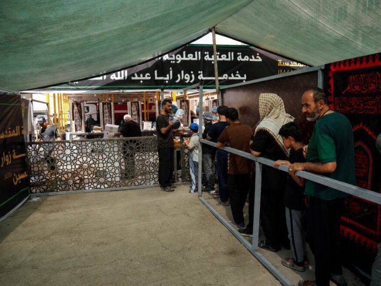 توزیع غذا در اربعین موکب رسول اعظم