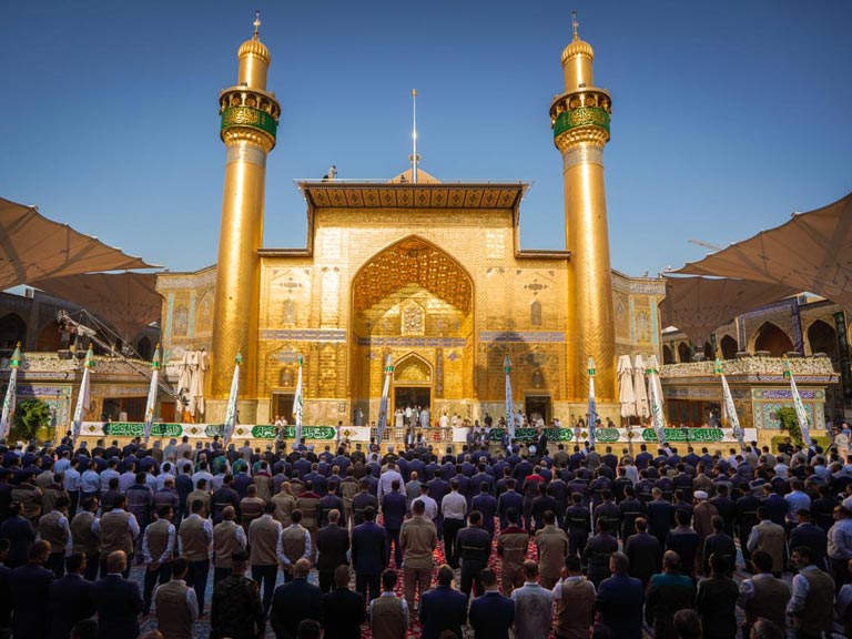برافراشتن پرچم میلاد پیامبر اکرم در حرم مطهر علوی