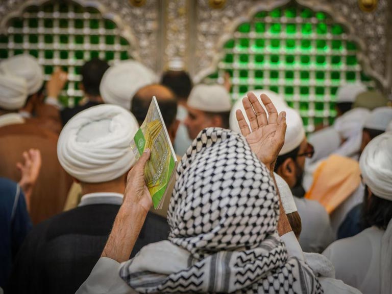 زائران در روز یکشنبه، روز زیارت ویژه امیرالمؤمنین علی(ع)