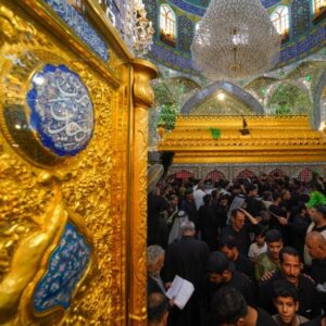 عزاداران فاطمی در جوار ضریح