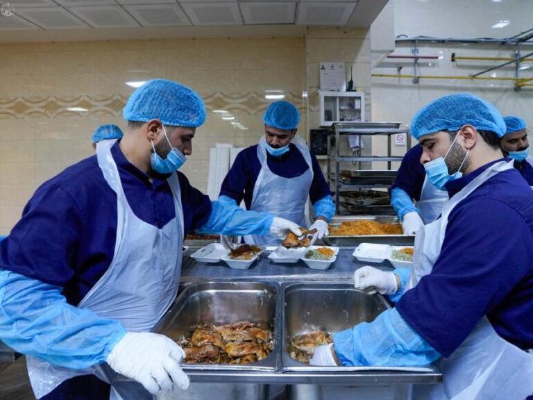 پذیرایی از نیازمندان و بیماران