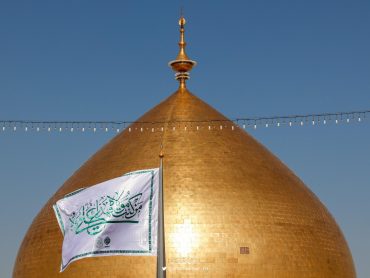به اهتزاز درآمدن پرچم غدیر طی مراسم باشکوهی در حرم امیرالمؤمنین علیه‌السلام