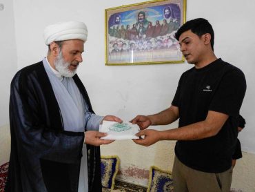 دیدار هیئتی از آستان مقدس علوی با مجروحان و خانوادۀ شهدا در استان نجف