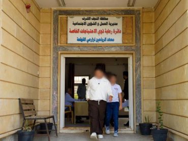 توزیع پوشاک میان دانش‌آموزان نیازمند توسط آستان مقدس علوی