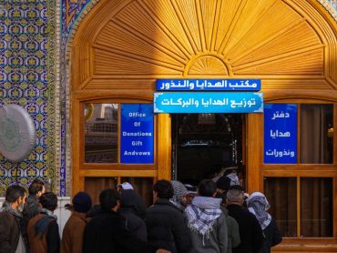 توزیع هدایای تبرکی میان زائران حرم مطهر علوی در سالروز عید مبعث
