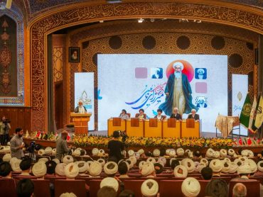 قدردانی علمای حوزۀ علمیۀ قم از میراث حوزۀ علمیۀ نجف در همایش «علامه نائینی»