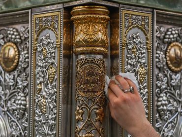 غبارروبی ضریح مطهر علوی در آستانهٔ میلاد امیرالمؤمنین (علیه‌السلام)