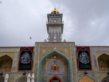نصب کتیبه‌های شهادت امام جعفر صادق (علیه‌السلام) در حرم مطهر علوی