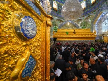 عزاداران فاطمی در جوار ضریح