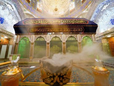 ضریح مطهر علوی به مناسبت فرارسیدن ماه محرم سیاه‌پوش شد
