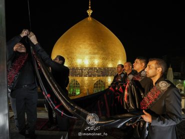 برافراشته شدن پرچم عزا در صحن و سرای علوی در آستانه ایام سوگواری شهادت امام علی علیه‌السلام
