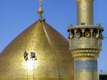 شستشوی گنبد طلایی مرقد مطهر امیرالمؤمنین علیه السلام