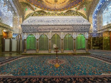 آیین تعویض پوشش ضریح مطهر علوی در آستانه عید بزرگ غدیرخم