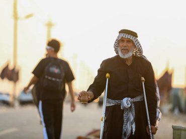 پیرمرد کم‌توانی که در مسیر پیاده‌روی اربعین خدمت می‌کند