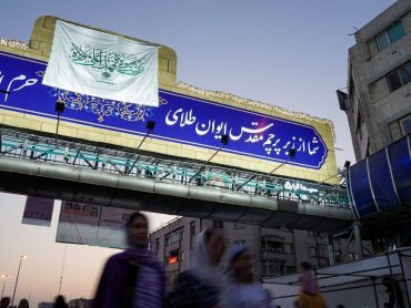 نصب پرچم متبرک غدیر در مسیر راهپیمایی کیلومتری غدیر تهران