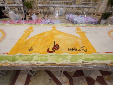 رونمایی از کیک یک کیلومتری غدیر در حرم مطهر علوی