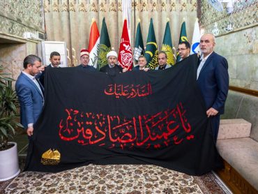 دریافت پرچم عزای شهادت امام صادق علیه‌السلام توسط آستان مقدس علوی