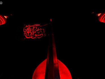آیین تعویض پرچم ایوان طلای حرم مطهر علوی در سالروز شهادت پیامبر اعظم صلی‌الله‌علیه‌وآله