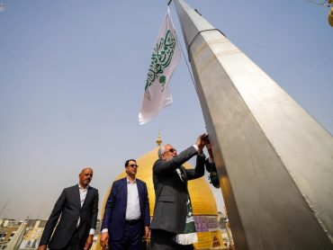 آیین باشکوه اهتزاز پرچم غدیر در حرم مطهر علوی